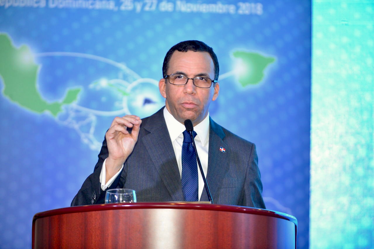  imagen Ministro Andr&eacute;s Navarro en podium de pie ofreciendo declaraciones en apertura de seminario iberoamericano
&nbsp; 