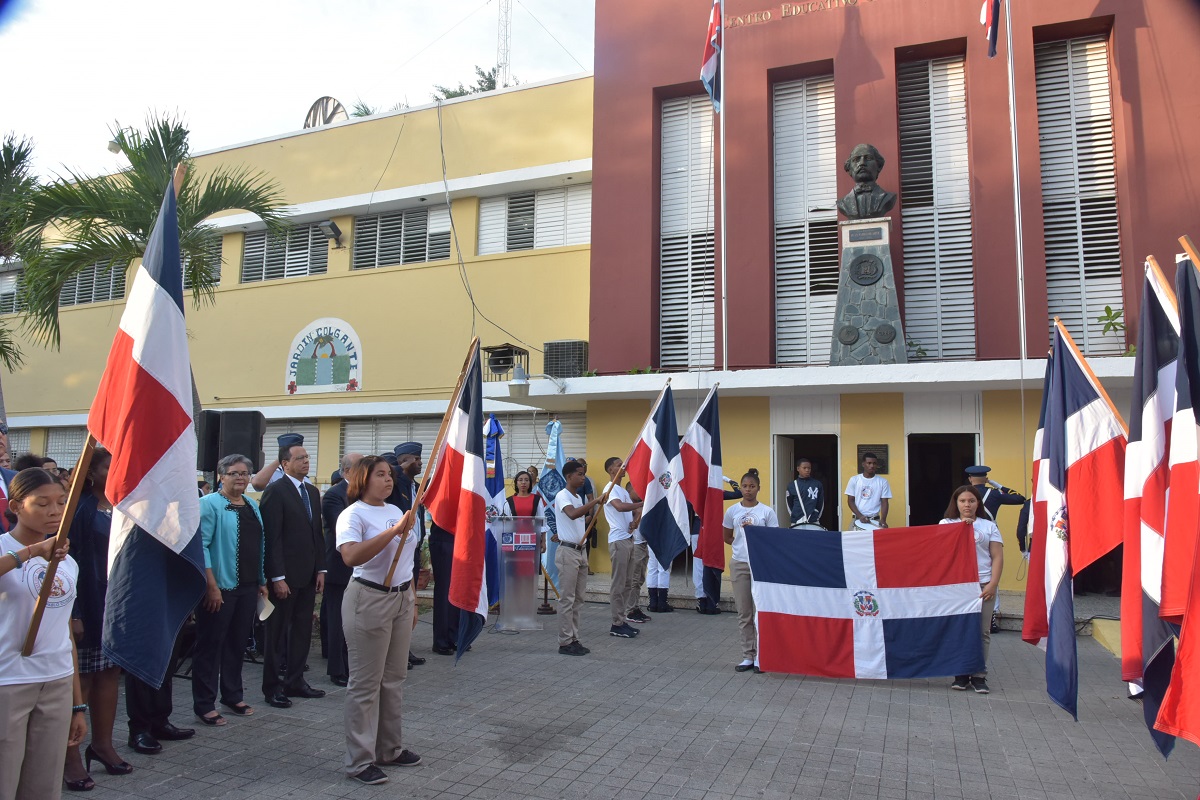  imagen Ministro Pe&ntilde;a Mirabal durante izada de bandera 