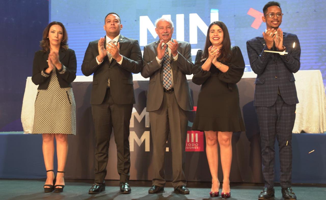  imagen Autoridades representantes del Programa de Liderazgo del Minerd, aplauden durante acto. 