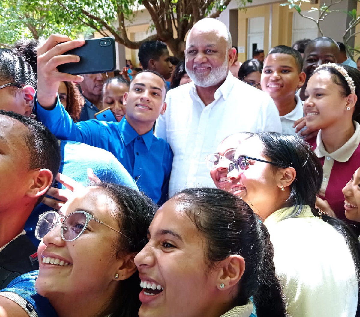  imagen Ministro Roberto Fulcar con estudiantes que participaron en la Consulta Nacional para la Transformación de la Educación 