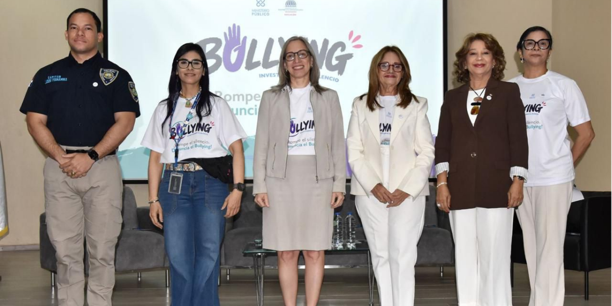  imagen La viceministra de Asuntos T&eacute;cnicos y Pedag&oacute;gicos del MINERD, Ancell Scheker junto a colaboradores de la Procuradur&iacute;a General de la Rep&uacute;blica (PGR) 
