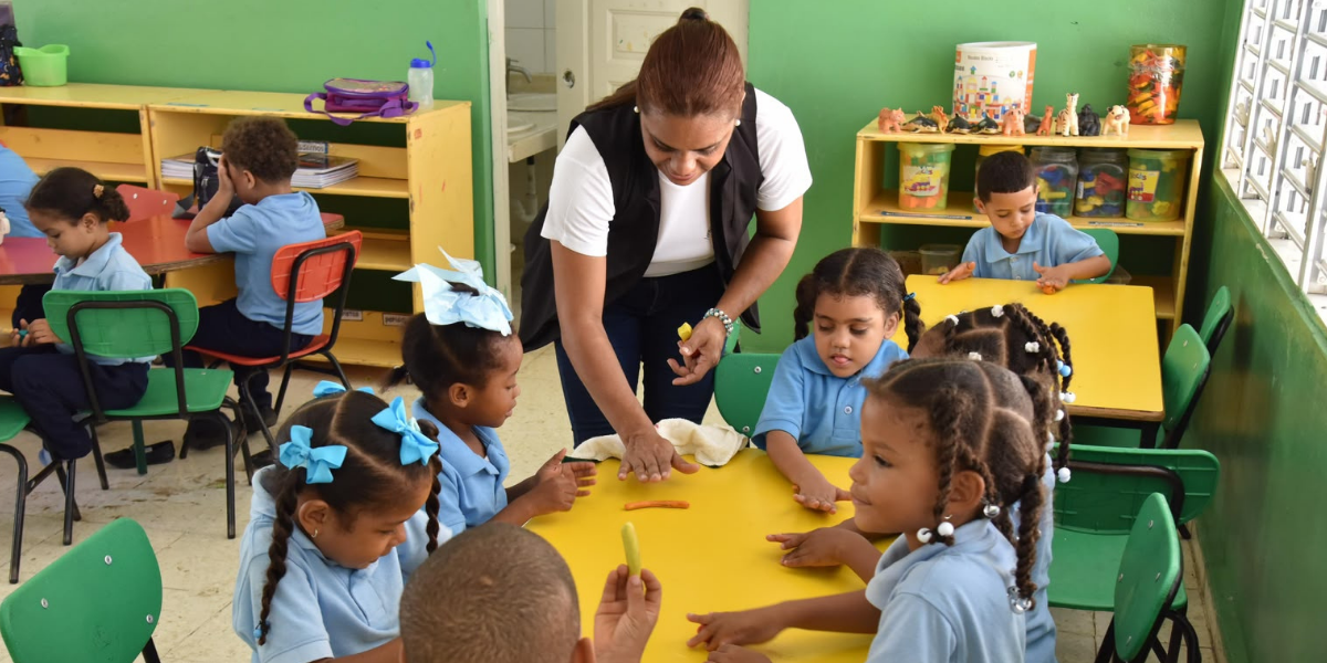  imagen Maestra impartiendo clases&nbsp; 