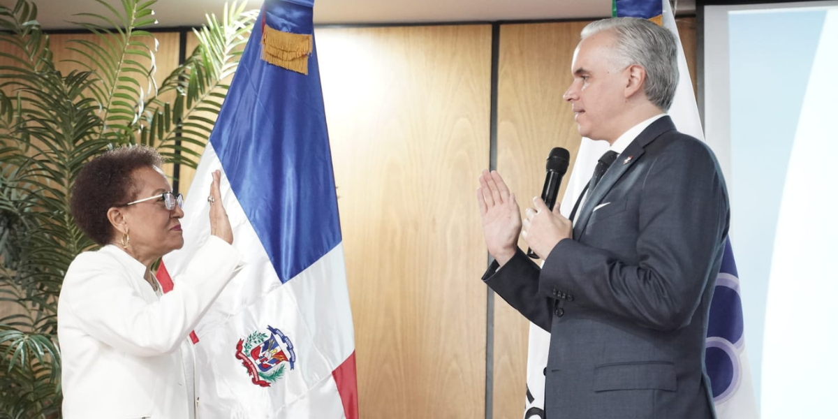  imagen Ministro de Educaci&oacute;n Luis Miguel De Camps,y presidente de la Junta de Directores del Instituto Superior de Formaci&oacute;n Docente Salom&eacute; Ure&ntilde;a (Isfodosu), juramentando a&nbsp; Dinorah Garc&iacute;a Romero como nueva rectora de esa entidad. 
