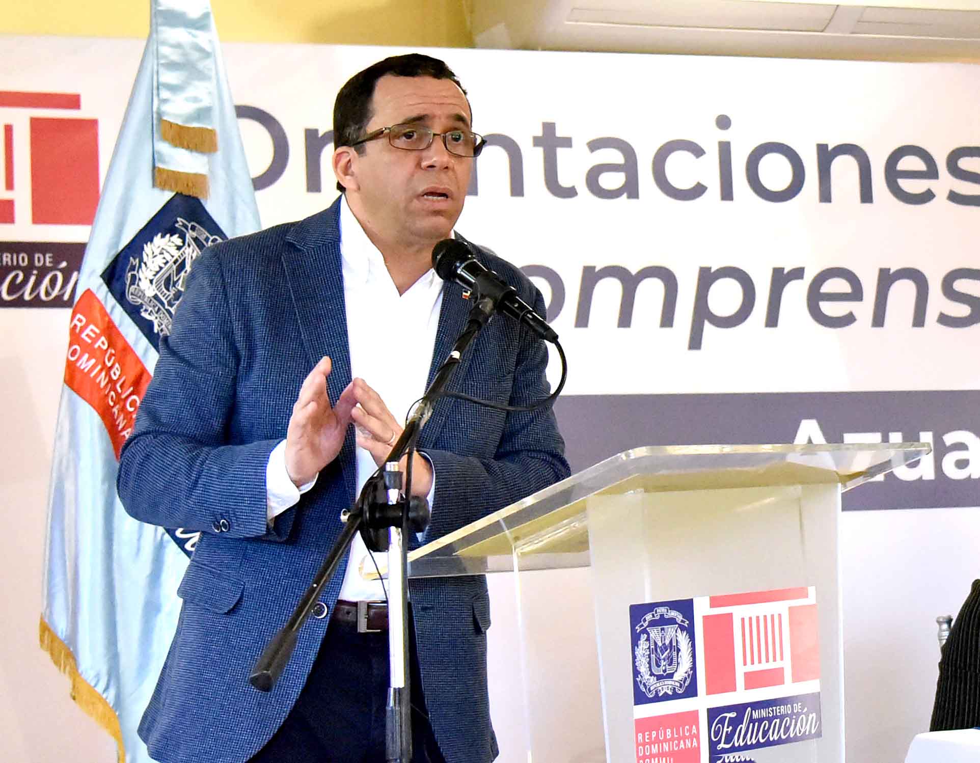  imagen Ministro Andrés Navarro desde podium se dirige a las familias de la comunidad educativa de Azua. 