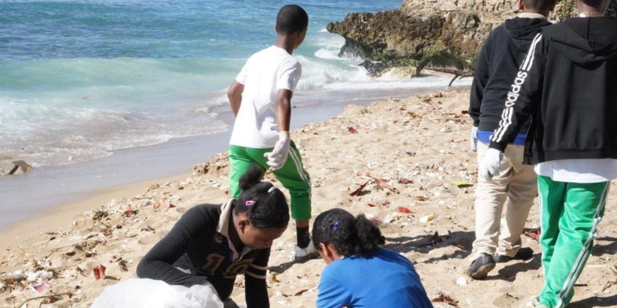  imagen Estudiantes limpiando las playas 