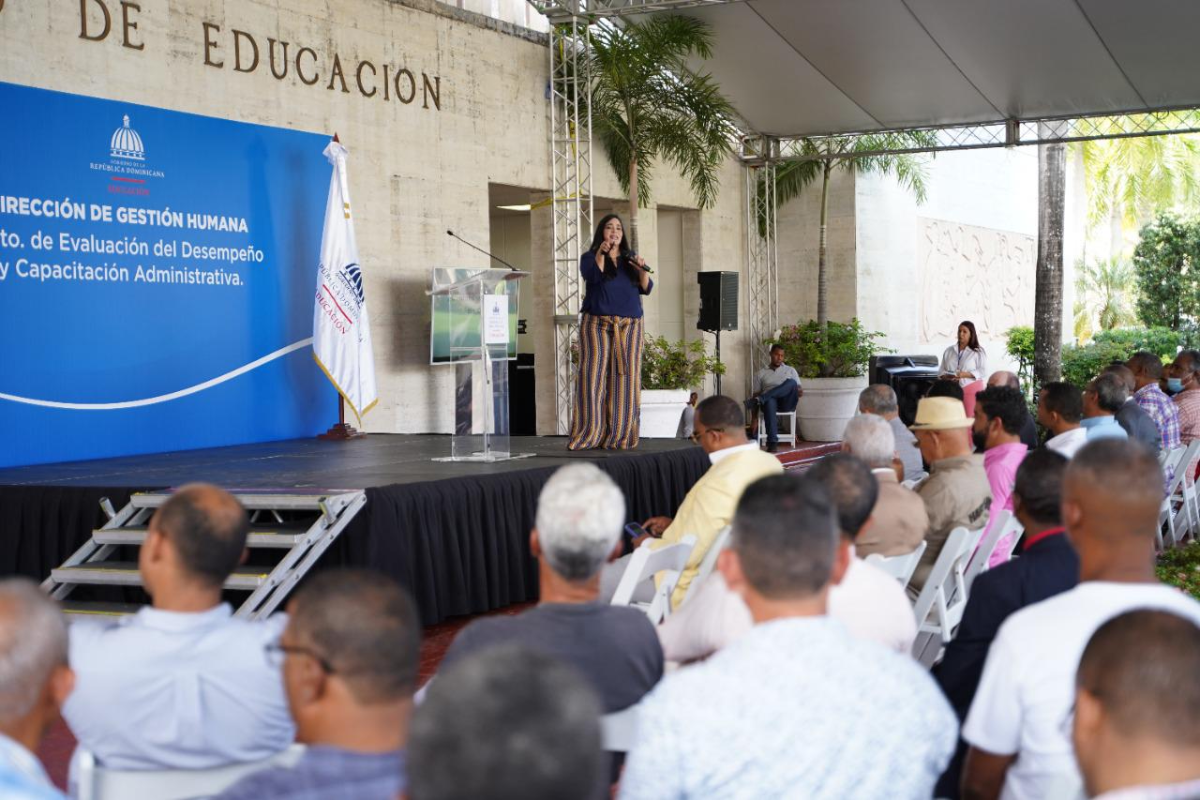  imagen Conferencista Rosaima Orozco  impartiendo la charla 
"Los Padres También Dan Vida". 