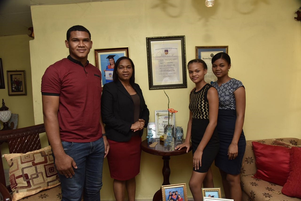  imagen La profesora Angela Mar&iacute;a Medina, de Cabral, Barahona, es la primera reconocida por el Ministerio de Educaci&oacute;n (MINERD) a trav&eacute;s de la campa&ntilde;a #MiMadreEsSiempreS&uacute;per, que inici&oacute; este lunes 25 y busca enaltecer a cada progenitora, en especial las de la comunidad educativa promoviendo la ense&ntilde;anza y el aprendizaje. 