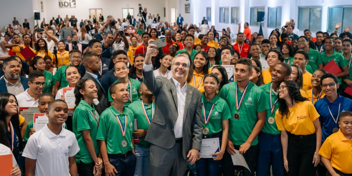 imagen Presidente Luis Abinader con estudiantes  