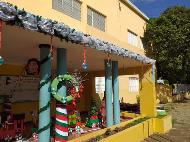  imagen Representaci&oacute;n de mu&ntilde;ecos de nieve realizada por estudiantes, utilizando vasos pl&aacute;sticos vac&iacute;os como insumo. Resultados de concurso Embellece tu Escuela en Navidad. 