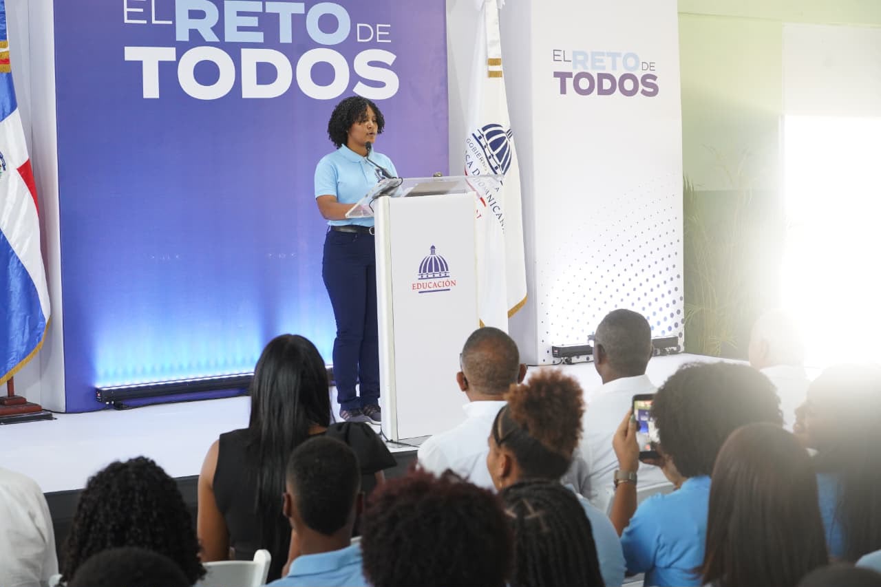  imagen Estudiante pronunciando un discurso durante la inauguraci&oacute;n del Liceo Eliseo Viola. 