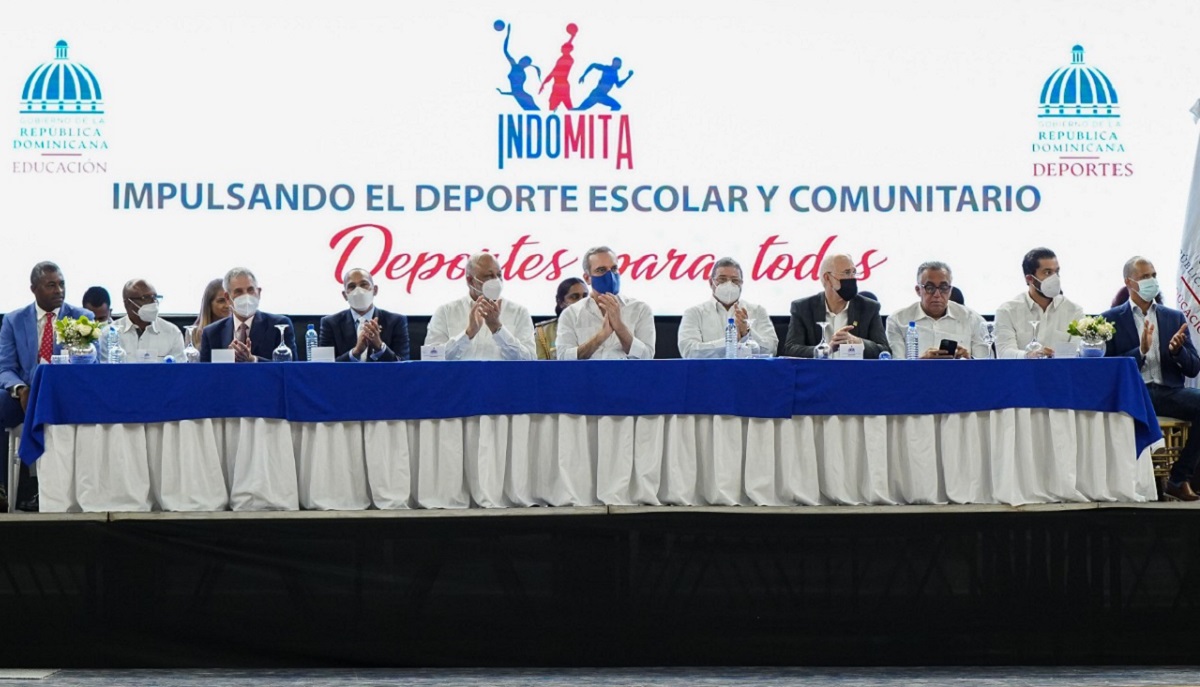  imagen Presidente Luis Abinader, junto a los ministros de Educación y Deportes 