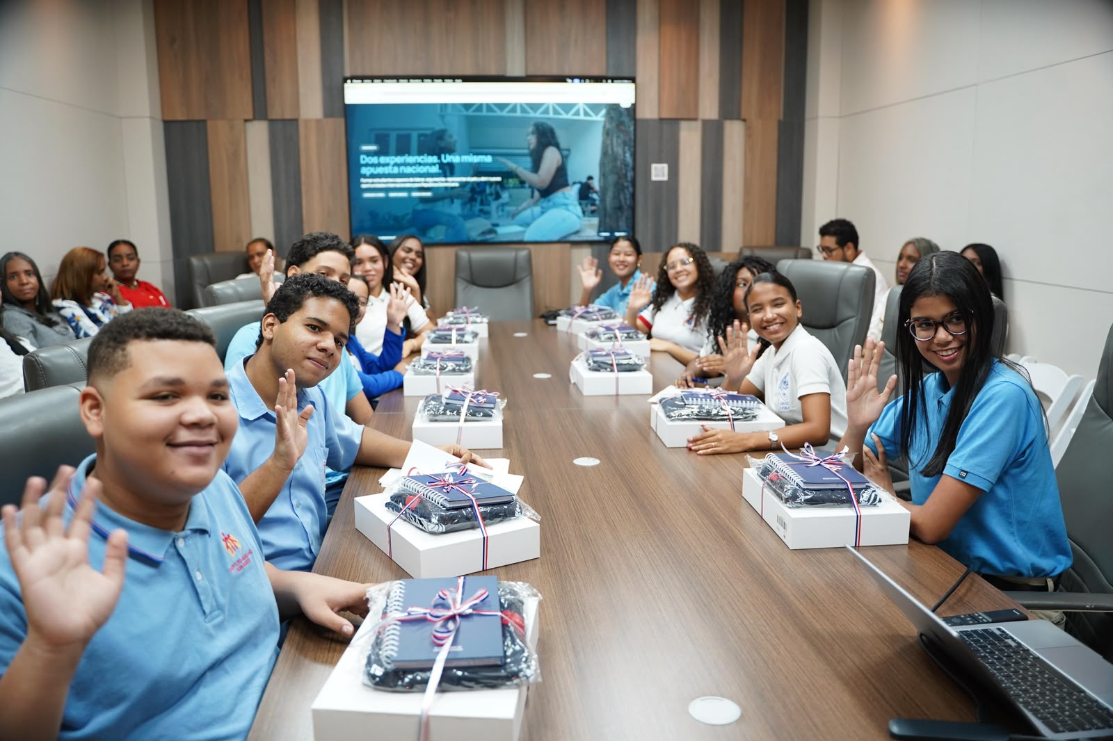  imagen Ministro De Camps junto a estudiantes en el despacho 