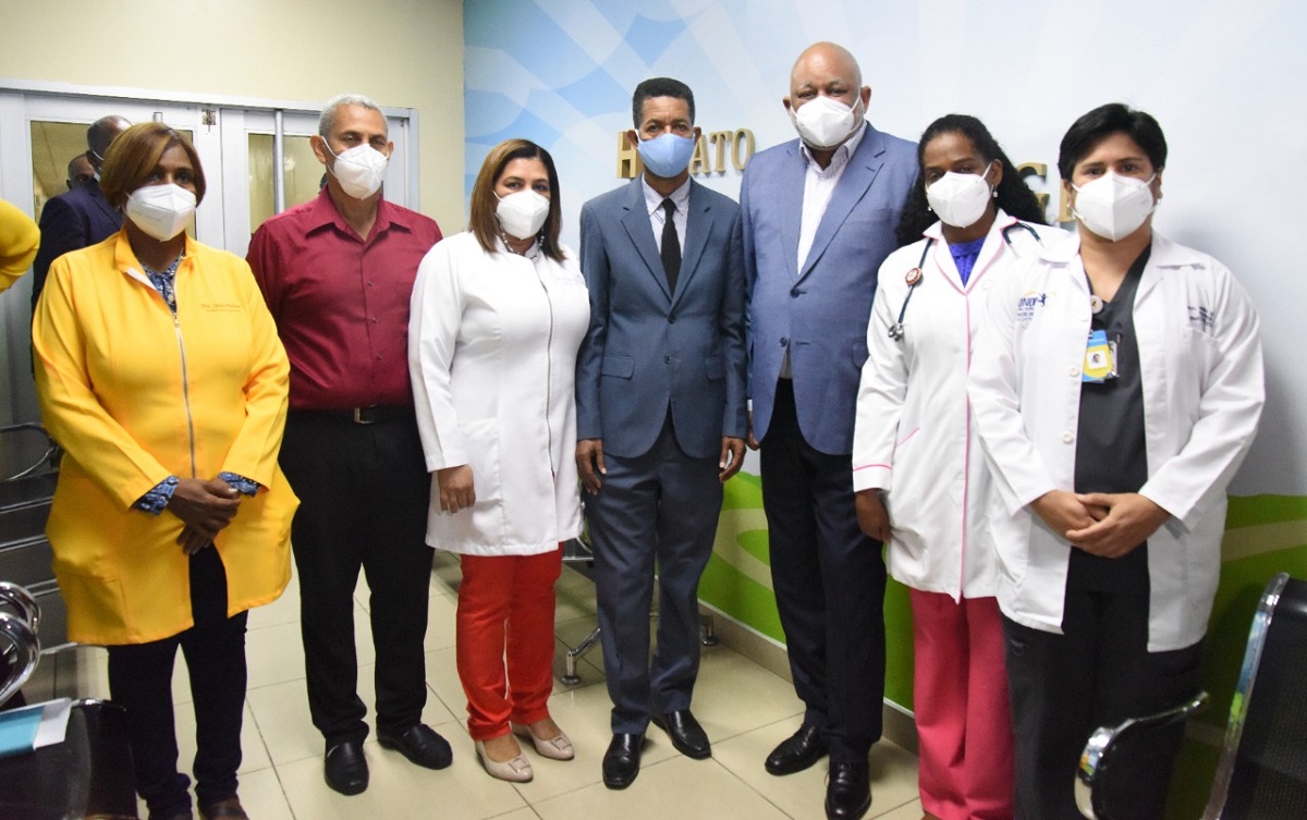  imagen El ministro de Educación Roberto Fulcar visitando a los niños pacientes de oncología del hospital Robert Reid Cabral 