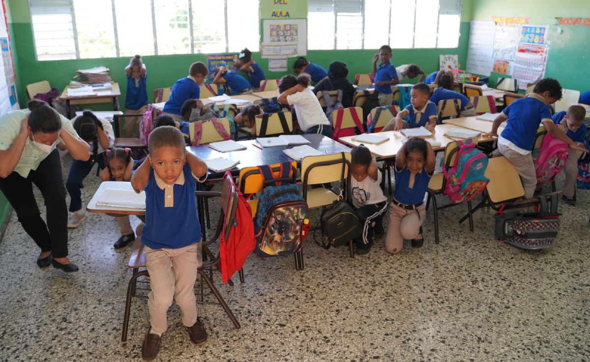  imagen Estudiantes del sistema educativo dominicano en fila son orientados durante su participación en el Primer Simulacro Nacional Escolar de Evacuación por Terremoto 2023. 