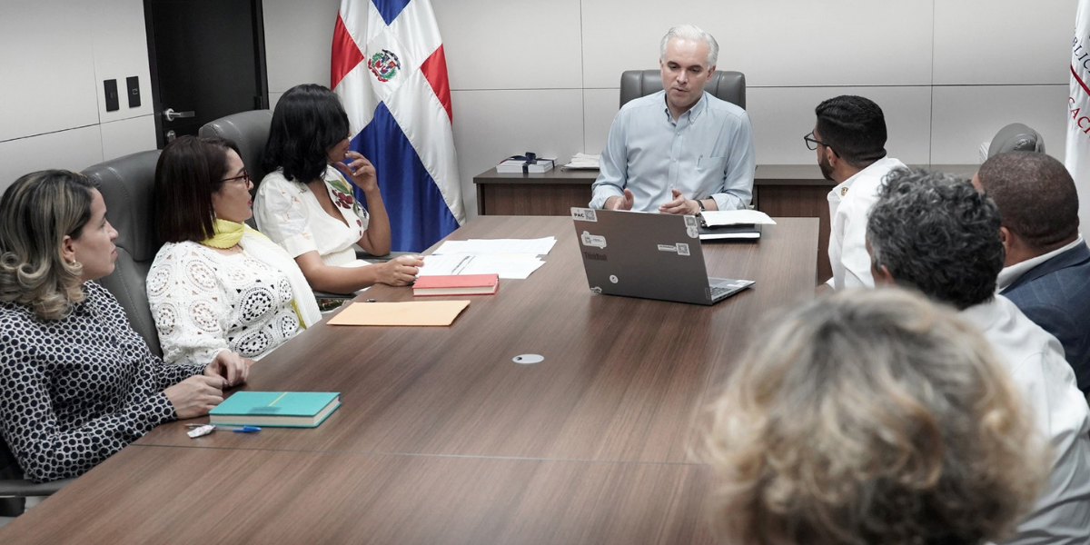  imagen &nbsp;Ministro Luis Miguel De Camps en un encuentro con los integrantes de la Comisi&oacute;n de Integridad Gubernamental y Cumplimiento Normativo (CIGCN) del Ministerio de Educaci&oacute;n. 