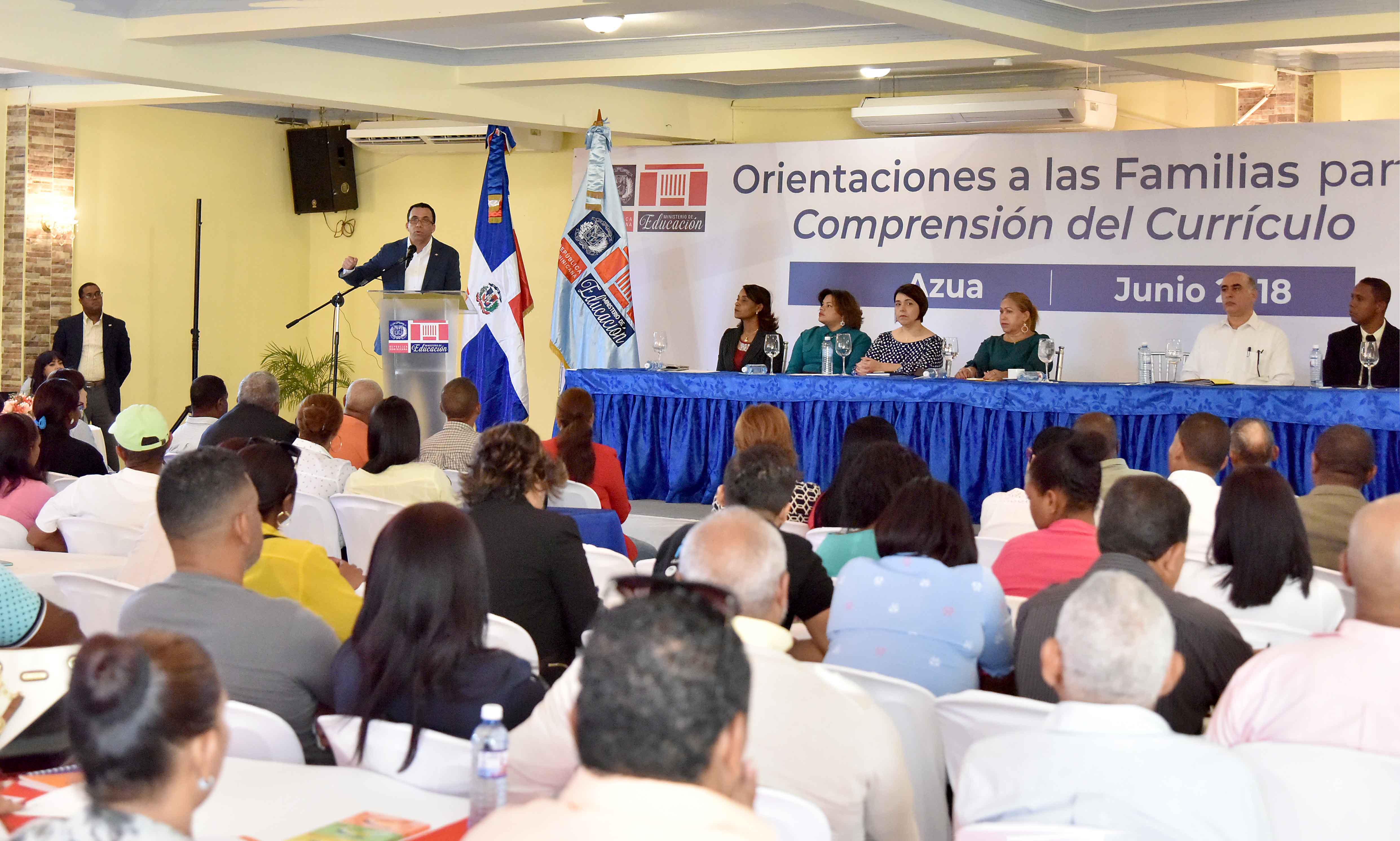  imagen Ministro Andrés Navarro desde podium se dirige a las familias de la comunidad educativa de Azua. 