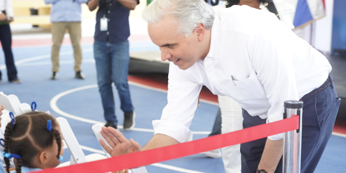  imagen El presidente Luis Abinader y&nbsp;el ministro de Educaci&oacute;n, Luis Miguel De Camps haciendo entrega del techado de cancha en el centro educativo Prof. Leonor Novas Volquez, en Jiman&iacute; Viejo. 