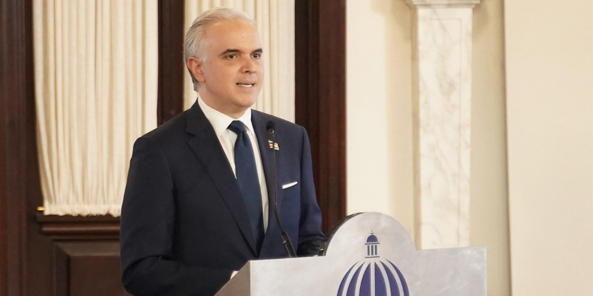  imagen El presidente de la Rep&uacute;blica, Luis Abinader, encabez&oacute; este martes, junto a la vicepresidenta Raquel Pe&ntilde;a, la ceremonia de entrega de la Medalla al M&eacute;rito Magisterial 2026 