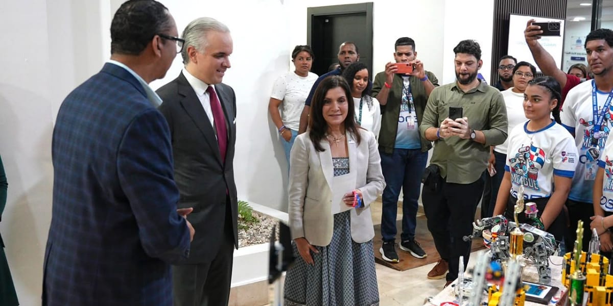  imagen El ministro de Educaci&oacute;n, Luis Miguel De Camps, recibiendo la visita de la embajadora de Estados Unidos en la Rep&uacute;blica Dominicana, Leah Campos. 