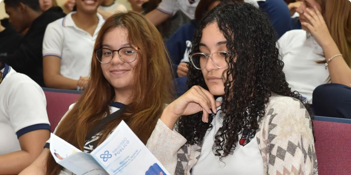  imagen La viceministra de Asuntos T&eacute;cnicos y Pedag&oacute;gicos del MINERD, Ancell Scheker junto a colaboradores de la Procuradur&iacute;a General de la Rep&uacute;blica (PGR) 