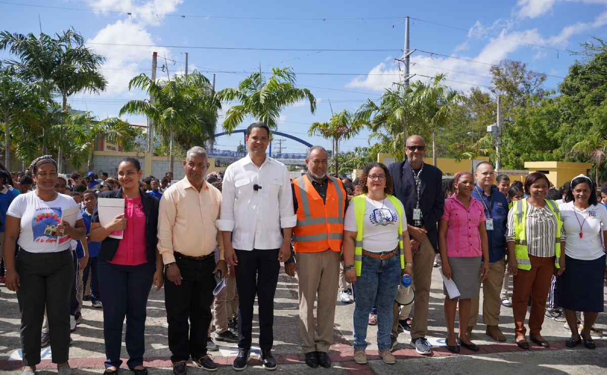  imagen Estudiantes del sistema educativo dominicano en fila son orientados durante su participación en el Primer Simulacro Nacional Escolar de Evacuación por Terremoto 2023. 
