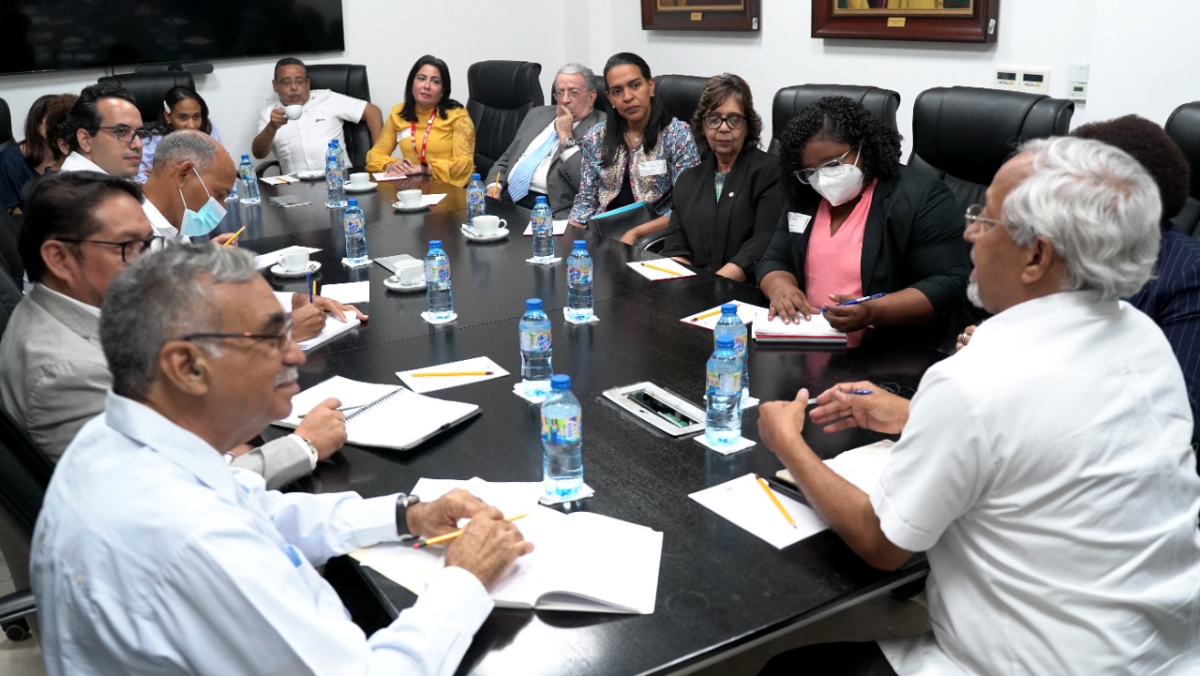  imagen Ministro de Educación se reúne con representantes del IDEC y el Foro Socioeducativo. 