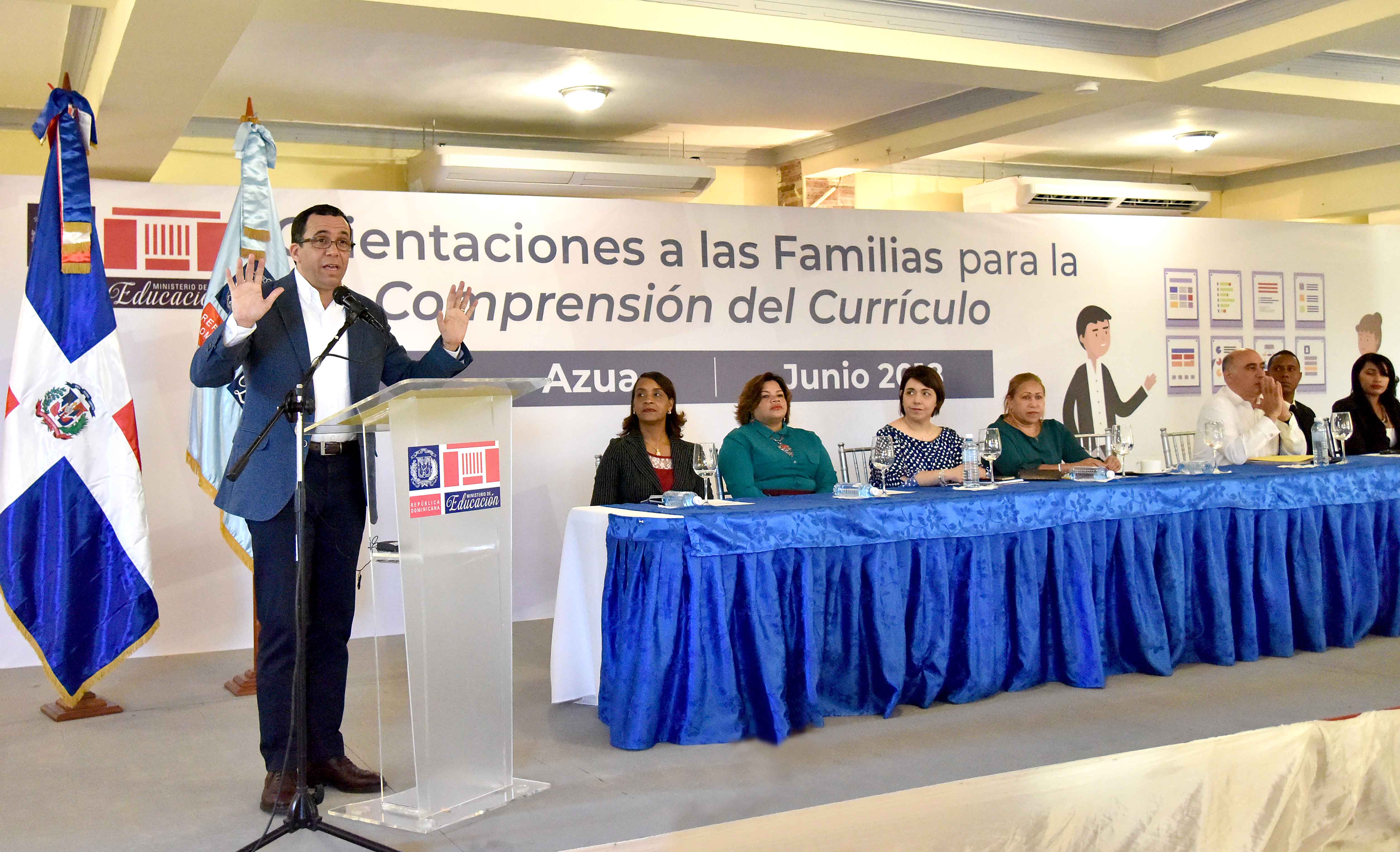  imagen Ministro Andrés Navarro desde podium se dirige a las familias de la comunidad educativa de Azua. 