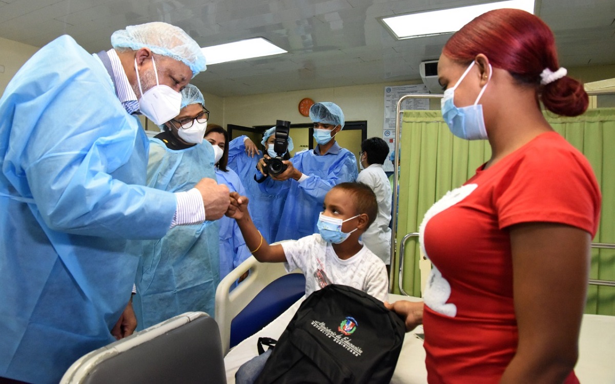  imagen El ministro de Educación Roberto Fulcar visitando a los niños pacientes de oncología del hospital Robert Reid Cabral 