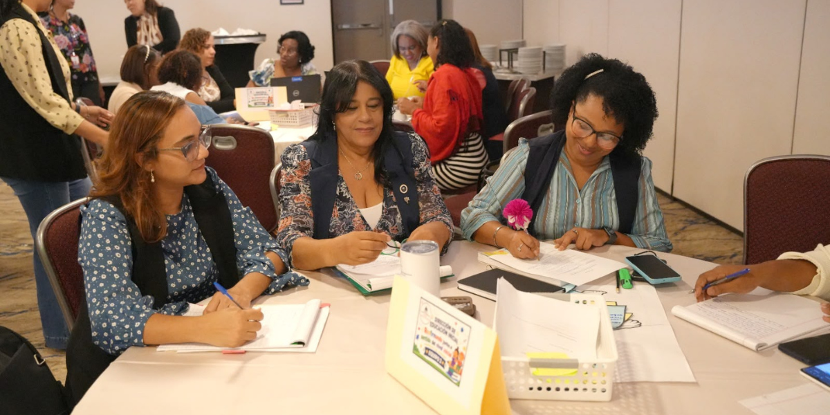  imagen Docentes partipando de una capacitaci&oacute;n. 