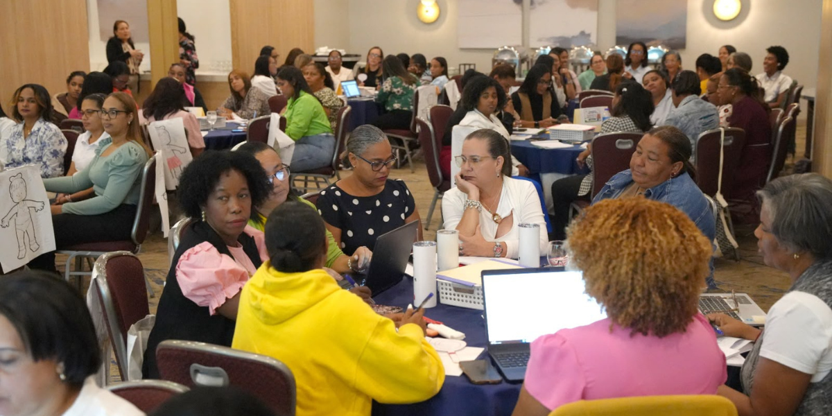  imagen Docentes partipando de una capacitaci&oacute;n. 