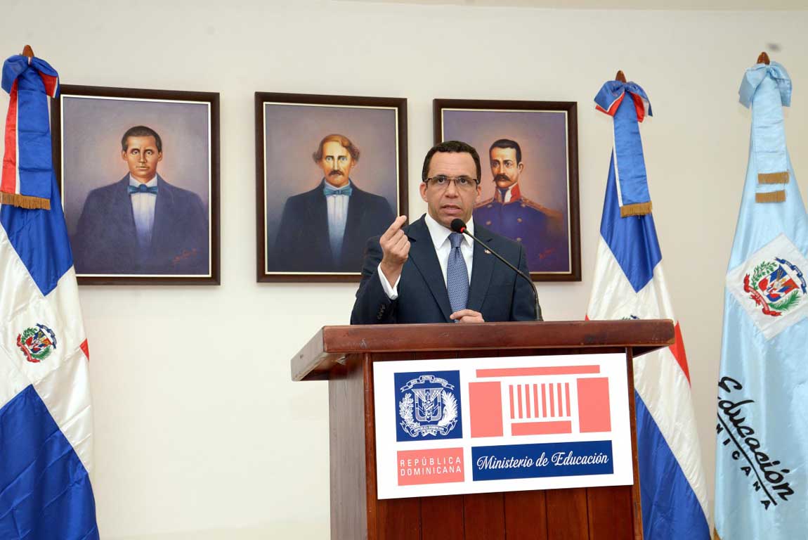  imagen Ministro Andrés Navarro durante su discurso. 