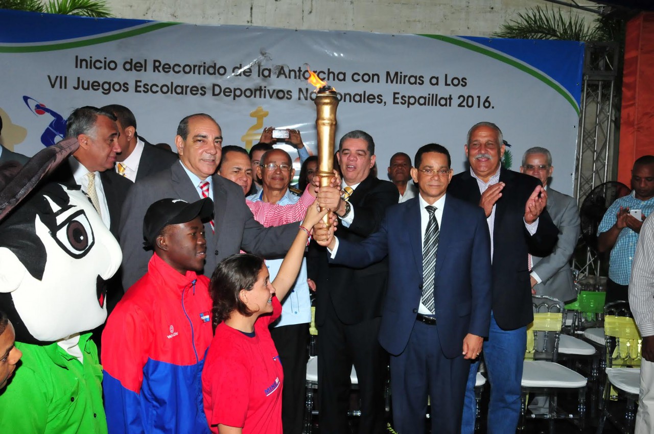  imagen Ministro Amarante Baret entrega antorcha de los VII Juegos  Escolares Deportivos Nacionales Espaillat  2016 