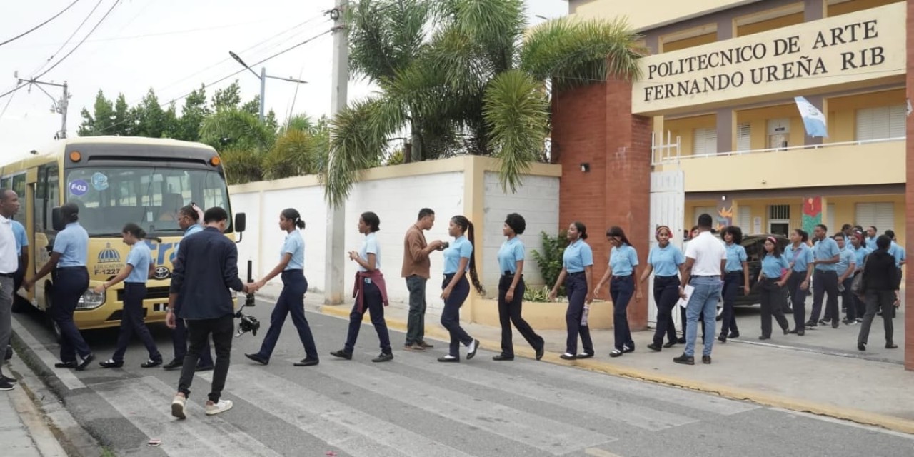  imagen Estudiantes de la Modalidad en Artes del Polit&eacute;cnico Fernando Ure&ntilde;a Rib, de La Romana, recibiendo la visita de una representaci&oacute;n de alumnos de Guatemala 