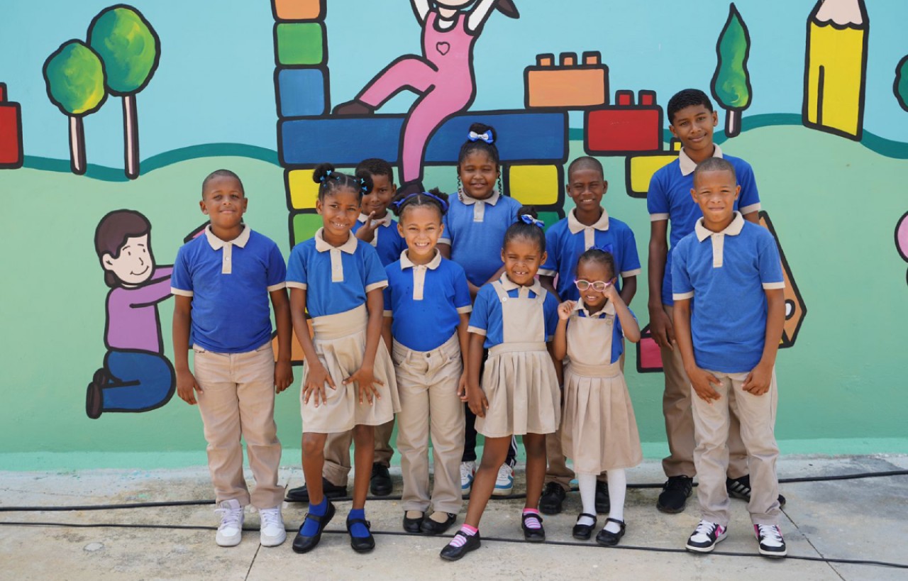  imagen Ni&ntilde;os sonrientes en centro escolar. 