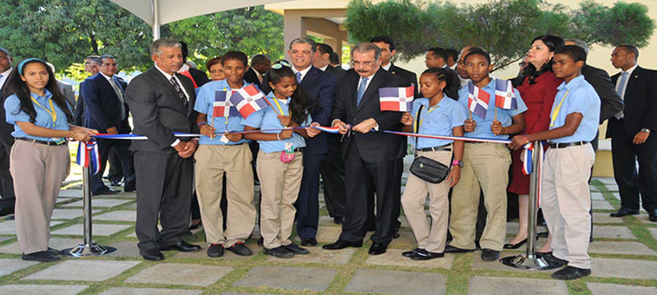  imagen Presidente Medina inaugura nueve escuelas en Peravia; ministro Educación llama padres a vigilar formación de sus hijos 