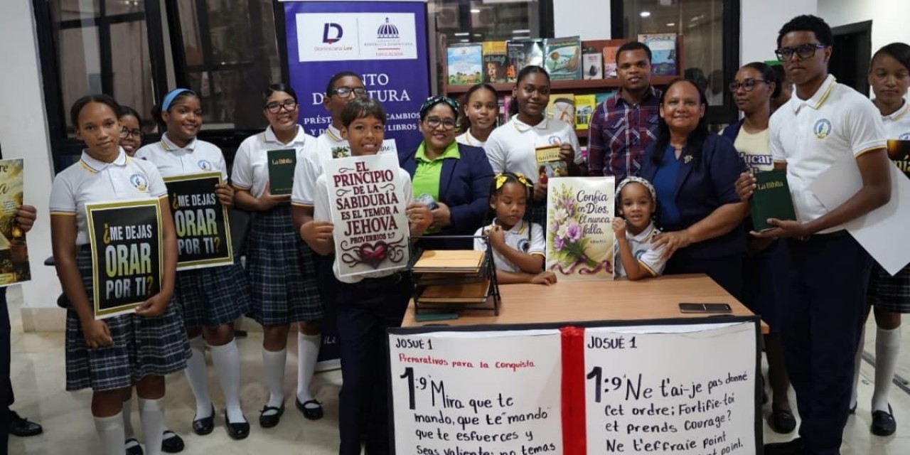  imagen Estudiantes en el Minerd entregando ejemplares del libro sagrado 