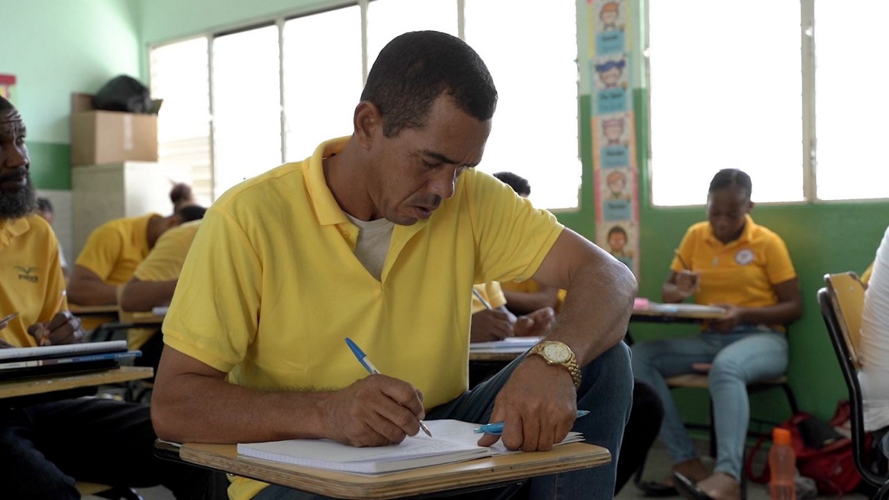  imagen foto de un adulto en el aula tomando clases&nbsp; 