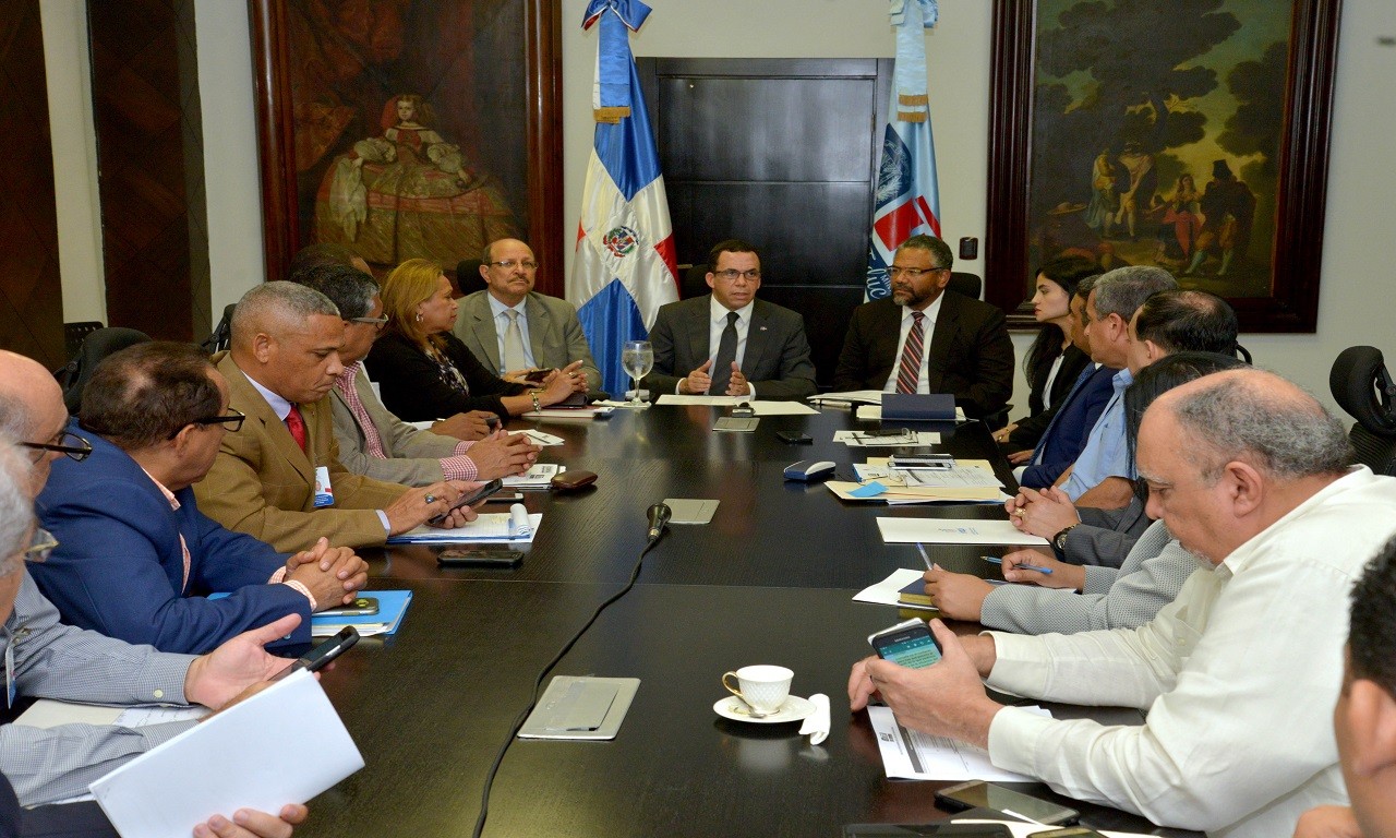  imagen Ministro de Educación Andrés Navarro junto al equipo técnico de la comisión de emergencia que trabajará el plan de contingencia del Ministerio de Educación 