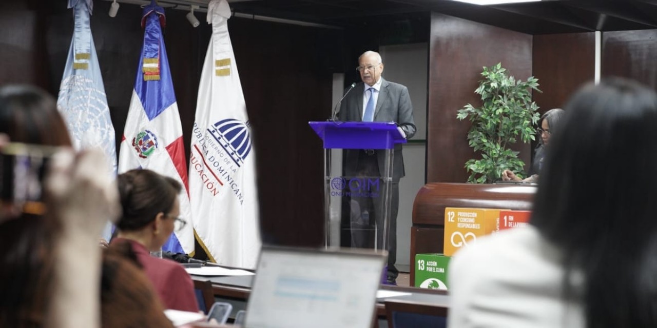  imagen Francisco De &Oacute;leo exponiendo junto&nbsp;a la Organizaci&oacute;n de las Naciones Unidas para la Educaci&oacute;n, la Ciencia y la Cultura (Unesco) 