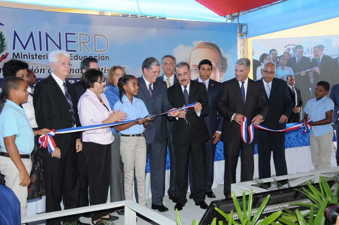  imagen Presidente Medina inaugura cinco nuevas escuelas en la provincia Peravia 