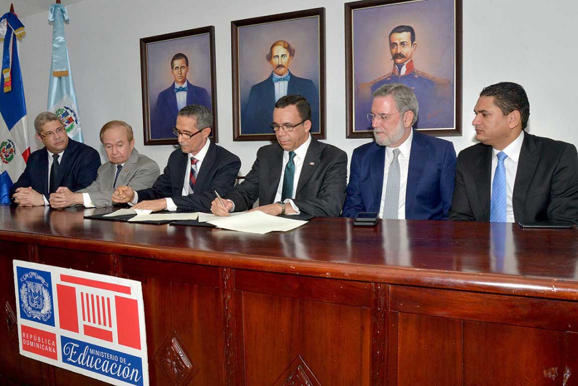  imagen Ministro Andr&eacute;s Navarro y el Director General Ram&oacute;n Tejeda Read, firman acuerdo. En la mesa le acompa&ntilde;an, a la izquierda del Ministro el Doctor Roberto Rodr&iacute;guez Marchena seguido del Director Miguel Medina. A la derecha del Director&nbsp;Tejeda le compa&ntilde;an el Presidente &nbsp;del Consejo de Administraci&oacute;n de CERTV Ellis P&eacute;rez y el Periodista Cesar Duvernay. 