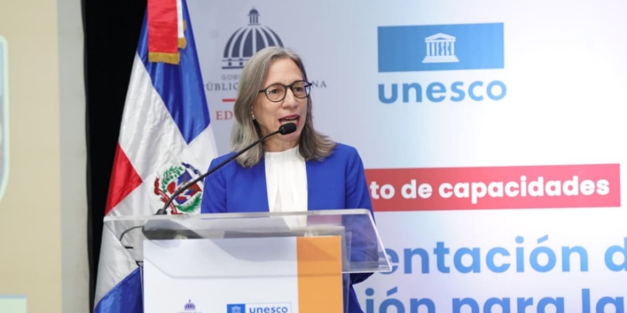  imagen Ancell Scheker, viceministra de Servicios T&eacute;cnicos y Pedag&oacute;gicos del MINERD al frente de&nbsp;jornada de formaci&oacute;n dirigida a fortalecer las capacidades del sistema educativo nacional. 