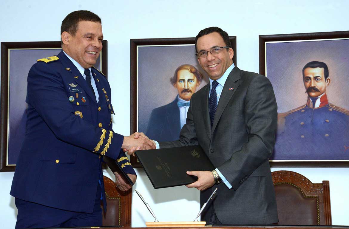  imagen Ministro Andrés Navarro y el comandante de la FARD, mayor general Luis Napoleón Payán Díaz sonrientes, estrechan sus manos.  