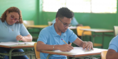 imagen Fotos de estudiantes sentados en el aula&nbsp; 