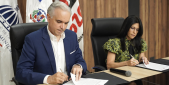  imagen Ministerio de Educaci&oacute;n y la Asociaci&oacute;n Dominicana de Zonas Francas (ADOZONA) firmando acuerdo de colaboraci&oacute;n para propiciar la educaci&oacute;n t&eacute;cnico-profesional 