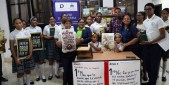  imagen Estudiantes en el Minerd entregando ejemplares del libro sagrado 