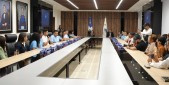  imagen Estudiantes interactuando con entidades del ministerio de educacion. 