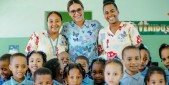 imagen Ministro de educacion y docentes interacutando con estudiantes. 