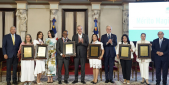  imagen El presidente de la Rep&uacute;blica, Luis Abinader, encabez&oacute; este martes, junto a la vicepresidenta Raquel Pe&ntilde;a, la ceremonia de entrega de la Medalla al M&eacute;rito Magisterial 2026 