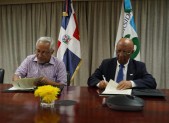  imagen Ministro de educación Ángel Hernández y el rector de la Universidad ISA Benito Abad Ferreiras durante firma de acuerdo. 